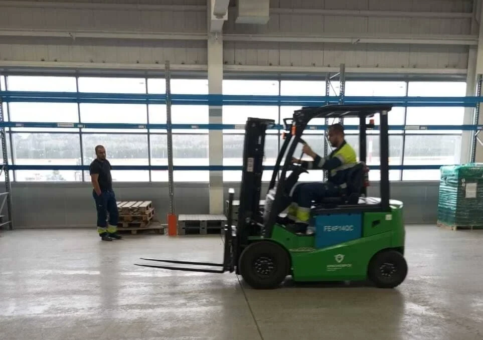 Практическое производственное обучение водителей погрузчика аккумуляторного (мощностью до 4 кВт) Изображение